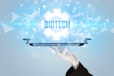 BIOTECH yazıtları ile yeni teknoloji konsepti sunan garson