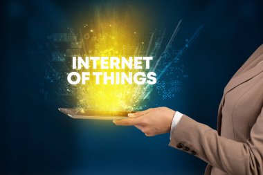 Bir dokunmatik ekran yakın çekim şeyler INTERNET yazıt, yenilikçi teknoloji konsepti