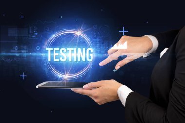 TESTING yazıtları ve yeni teknoloji konseptiyle dokunmatik ekranın yakın plan görüntüsü