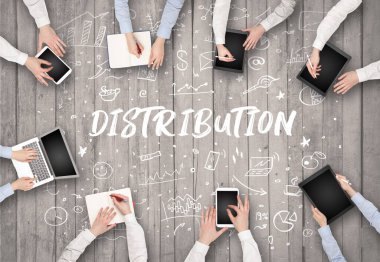 DISTRIBUTION yazıtları ve ortak çalışma konseptiyle birlikte çalışan bir grup iş adamı