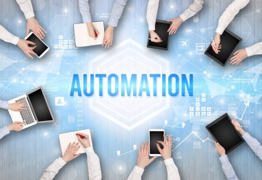 Bir Ofiste Çalışan Meşgul İnsanlar Grubu AUTOMATION yazıtları, modern teknoloji konsepti