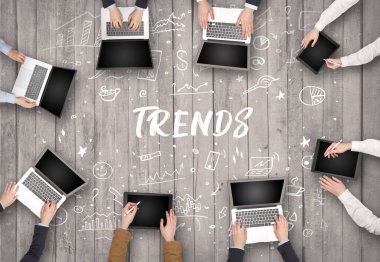 TRENDS yazıtları ve ortak çalışma konseptiyle birlikte çalışan bir grup iş adamı