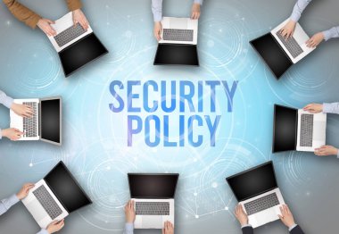 SECURITY POLİTİK içgüdü, web güvenlik kavramı olan bir dizüstü bilgisayarın önünde bir grup insan