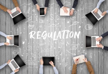 Ofiste çalışan iş adamları grubu REGULATION yazıtları, birlikte çalışma konsepti