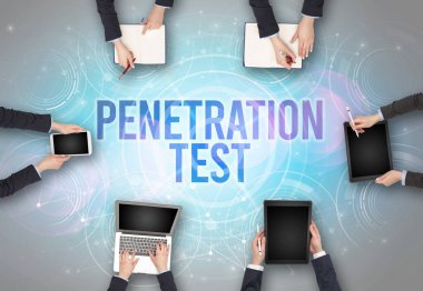 PENETRATION TEST insciption, web güvenlik kavramı olan bir dizüstü bilgisayarın önünde bir grup insan