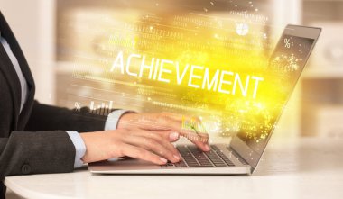 İş adamlarının dizüstü bilgisayarda ACHIEVEMENT yazıtları ve başarılı iş konsepti ile birlikte çalışması