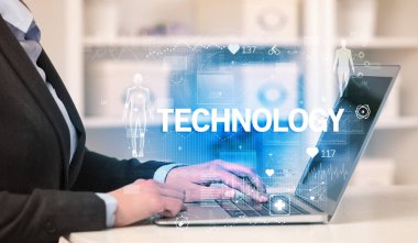 TECHNOLOGY yazıtları ile sağlık kontrolü yapan doktor, tıbbi test sonuçlarını kaydediyor