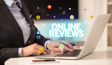 ONLINE REVIEWS yazıtlı, Sosyal medya konseptli dizüstü bilgisayar kullanan serbest çalışan kadın