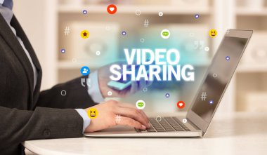 VIDEO SHARING yazıtları ve sosyal medya konsepti kullanan serbest çalışan bir kadın