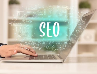 SEO kısaltması, modern teknoloji konsepti ile yeni modern bilgisayarlar üzerinde çalışıyoruz.