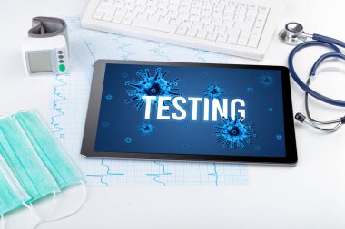 TESTING yazıtları, salgın konsepti ile beyaz yüzeyde tablet pc ve doktor araçları