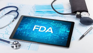 FDA kısaltması olan bir tabletin yakın çekim görüntüsü, tıbbi kavram