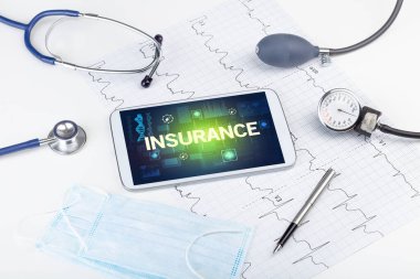 INSURANCE yazıtları, önleme kavramı içeren tablet bilgisayar ve tıbbi malzemeler