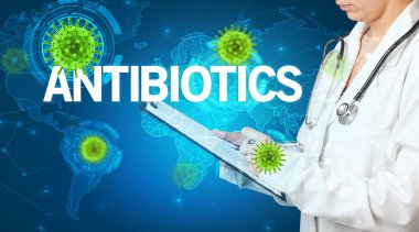 Doktor, AnTIBIOTICS yazıtları ve viroloji konseptiyle tıbbi kayıtları dolduruyor.