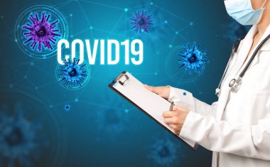 Doktor COVID19 yazıtlı reçete yazıyor, salgın konsepti.