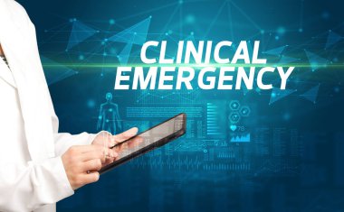 Doktor panoya CLINICAL EMERGENCY yazıtları, tıbbi tanı kavramı içeren notlar yazar