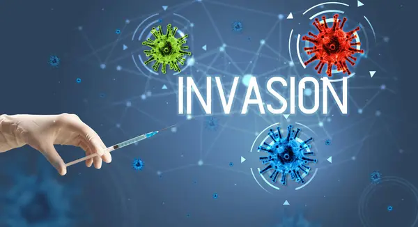 Strzykawka Zastrzyk Medyczny Wraz Napisem Invasion Koncepcja Szczepionki Koronawirusowej — Zdjęcie stockowe