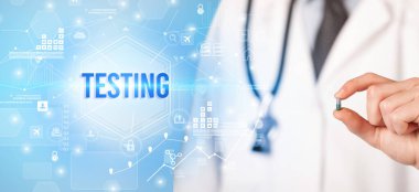 Doktor TESTING yazıtlı bir hap veriyor, yeni teknoloji çözüm konsepti