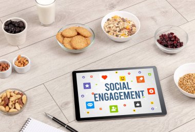 SOSYAL ENGAGEMENT yazıtlı sağlıklı tablet Pc bileşimi, Sosyal ağ konsepti