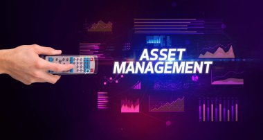 ASSET MANAGEMENT yazıtları ve siber iş konseptiyle el ele tutuşmak