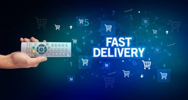 FAST DELIVERY yazıtları ve online alışveriş konseptiyle el ele tutuşmak