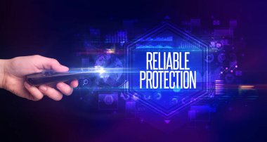 El ele tutuşan kablosuz çevresel, içinde RELILE PROTECTION yazıtları, siber güvenlik kavramı