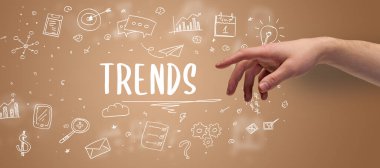 TRENDS yazıtı, modern iş çözümleri kavramına işaret eden kırpılmış ellerin yakın çekimi