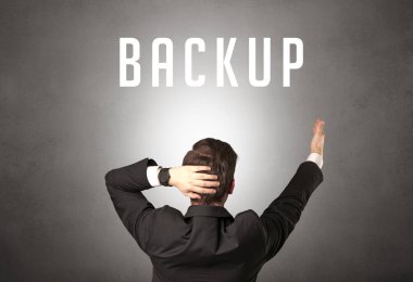 BACKUP yazıtları ve siber güvenlik kavramına sahip bir işadamının arka görünümü