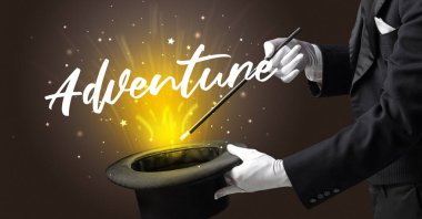 Sihirbaz, Macera yazıtları ve seyahat konseptiyle sihirbazlık numarası yapıyor.