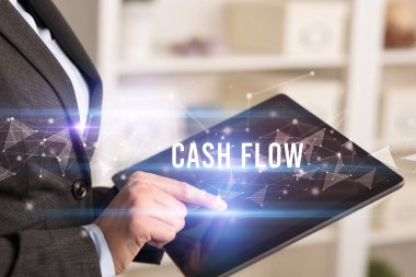 CASH FLOW yazıtlı tablet kullanarak ellerini kapat, modern iş teknolojisi kavramı