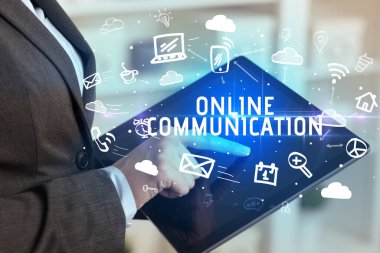 ONline KONMUNİKASYONU İLE Sosyal Ağı Kullanan Bir Kişinin Yakın Çekimi