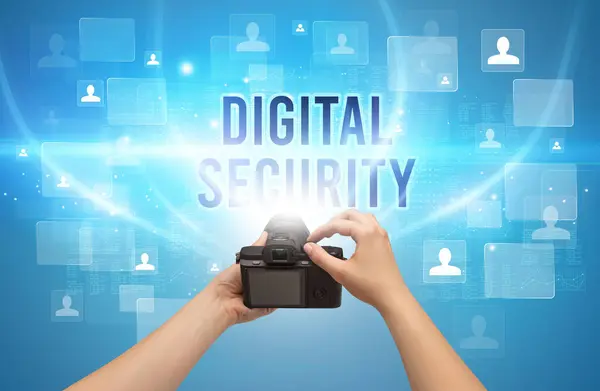 Nahaufnahme Einer Handkamera Mit Digitaler Sicherheit Beschriftung Videoüberwachungskonzept — Stockfoto