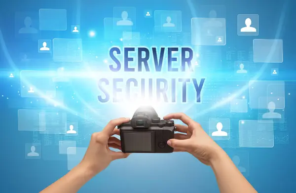 Zbliżenie Ręcznej Kamery Napisem Server Security Koncepcja Nadzoru Wideo — Zdjęcie stockowe