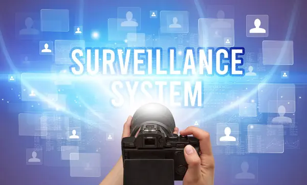 Nahaufnahme Einer Handkamera Mit Aufschrift Surveillance System Videoüberwachungskonzept — Stockfoto