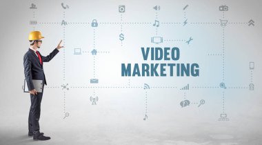 VIDEO MARKETING yazıt kavramı ile yeni bir sosyal medya platformu üzerinde çalışan mühendis