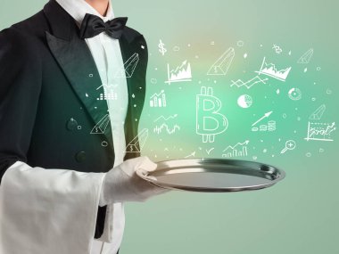 Üzerinde bitcoin simgeleri olan smokin tepsisi taşıyan yakışıklı garson, küresel pazar konsepti.