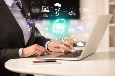 Dizüstü bilgisayarda çalışan iş adamı, içinden liste simgeleri çıkıyor, iş konsepti büyüyor