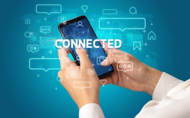 Akıllı telefondaki kadın el yazısı Bağlı Yazı, sosyal medya kavramı