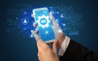 Api kısaltması ile akıllı telefon tutan kadın el, modern teknoloji konsepti