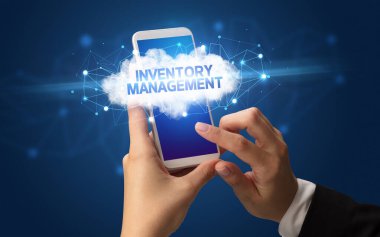 Dişi el akıllı telefona dokunuyor InVENTORY MANAGEMENT yazıtları, bulut iş konsepti