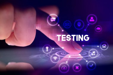 Web teknolojisi simgeleri ve TESTING yazıtları ile tablete dokunmak, web teknolojisi kavramı