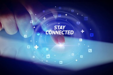 Sosyal medya simgeleriyle tablete dokunmak ve Bağlantıda Kalmak