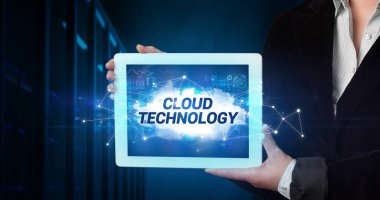 Tablet üzerinde çalışan genç iş adamı ve yazıyı gösteriyor: CLOUD TEKNOLOJİ