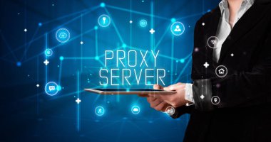 Tablet üzerinde çalışan genç iş adamı dijital işareti gösteriyor: PROXY SERVER