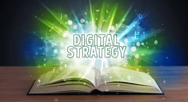 Nápis Digitální Strategie Vychází Otevřené Knihy Vzdělávací Koncepce — Stock fotografie