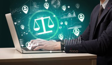 Bilgisayarda çalışan iş adamı ekrandan bilanço simgeleri çıkıyor, başarılı iş konsepti