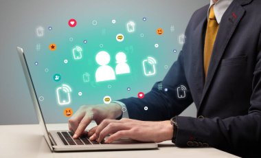Ekrandan cinsiyet simgeleriyle sosyal medyada el sörfü, ağ oluşturma kavramı