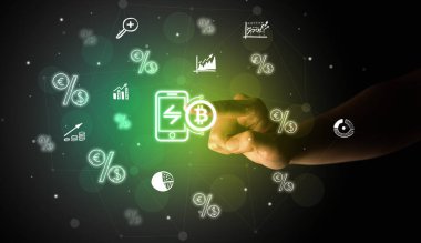 İş adamı parmağı ekranda el çizimi bitcoin uygulama simgeleri ile multimedya arayüzüne dokunuyor fütürist kavram