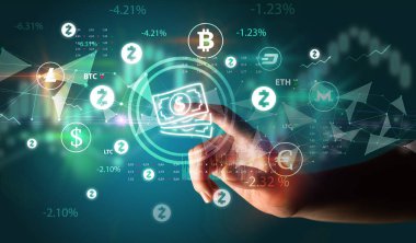 İş adamı, multimedya dokunmatik ekran fütüristik konseptinde nakit sembolünü elle bastırıyor