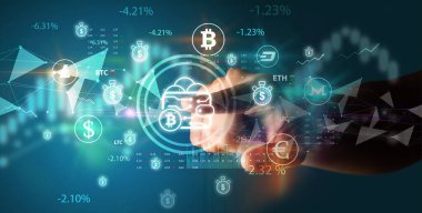 Multimedya dokunmatik ekran fütüristik konsept üzerinde iş adamı el ile bitcoin cüzdan sembolü itme